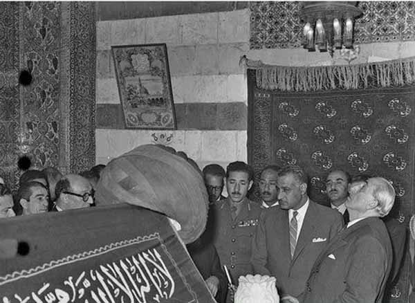 President Quwatli gives Nasser a tour of Salahidin’s tomb during his first visit to Damascus in 1958, when he came to sign the Syrian-Egyptian Union. The tomb of Saladin is located behind the Grand Umayyad Mosque in Old Damascu